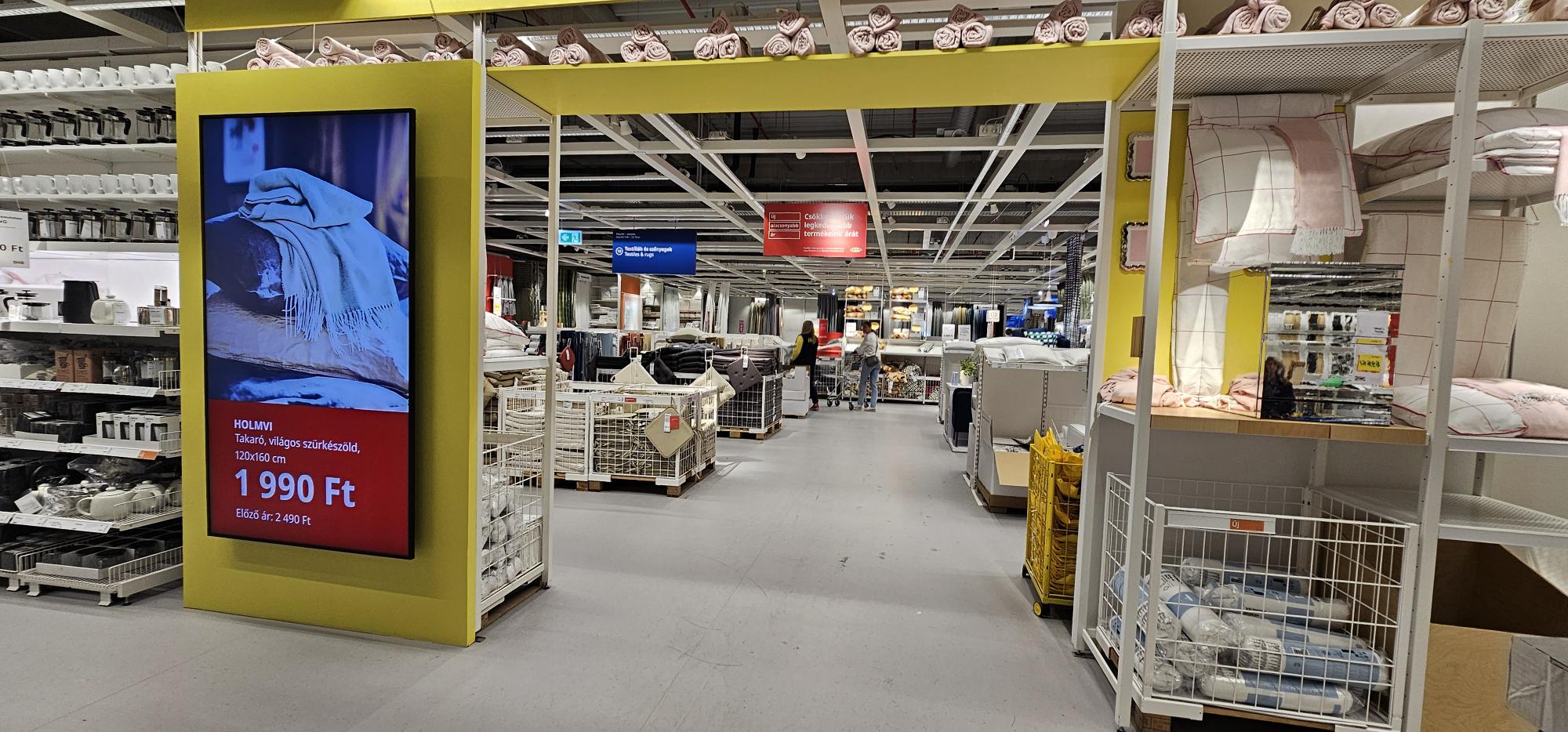 85 inch Department Entrance Screen: Hungary - Budapest