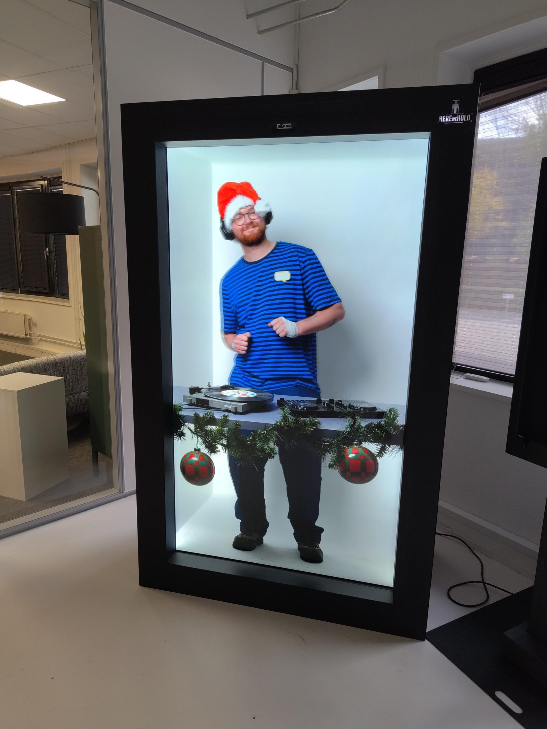 Holographic solution Holobox Christmas DJ: United Kingdom - London - Oxford Street