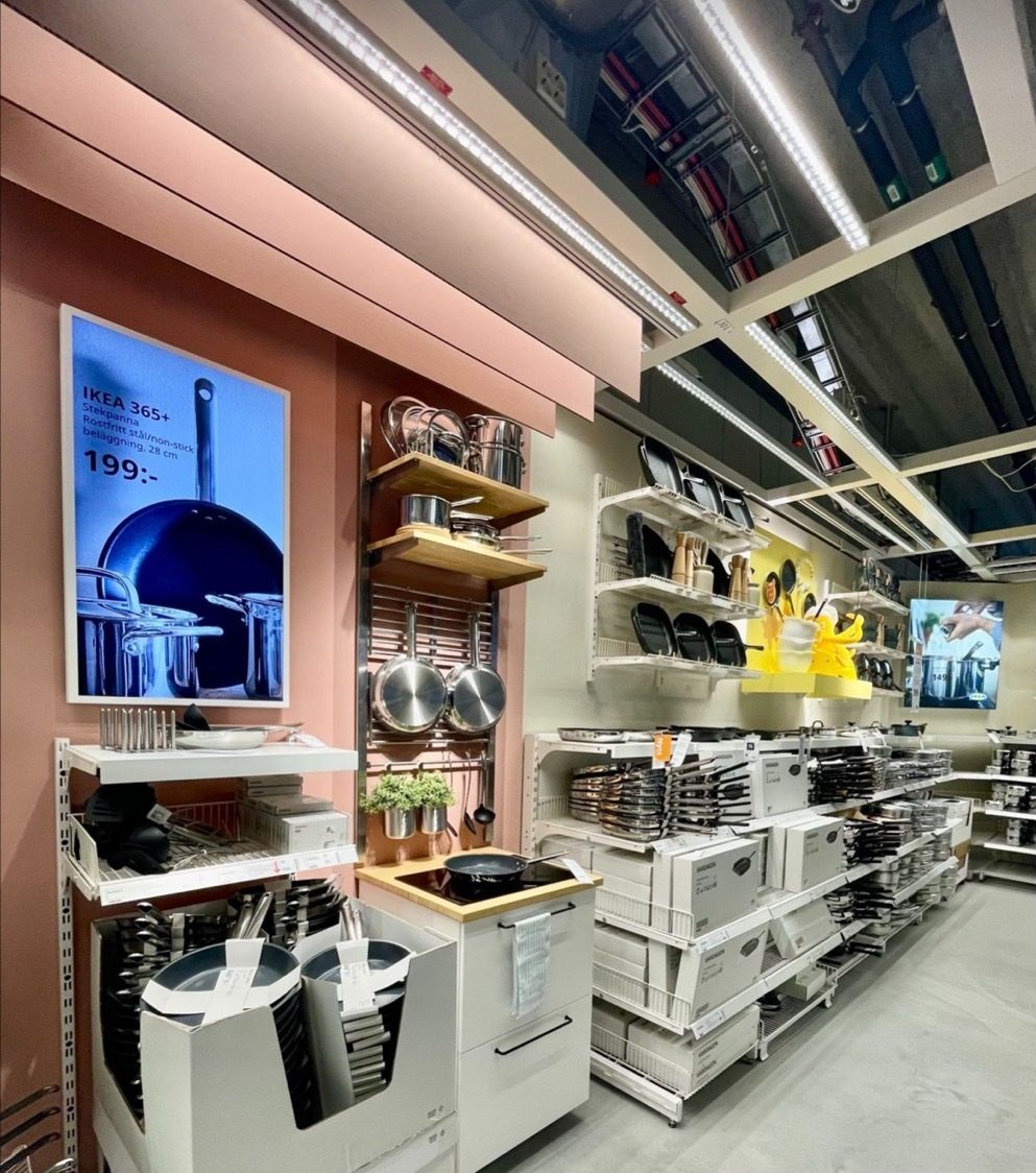 Portrait Screen with white framing Market Hall frying pans: Sweden - Malmö